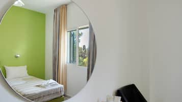 1 habitación, tabla de planchar con plancha, wifi gratis y ropa de cama