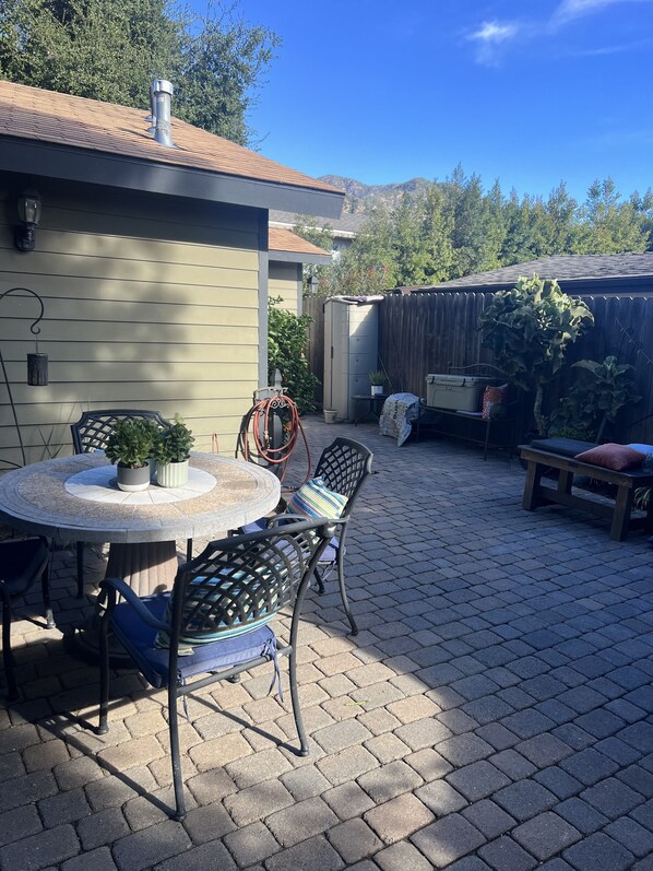 Outdoor dining - Sierra madre back house located in quiet neighborhood. (Sierra Madre)