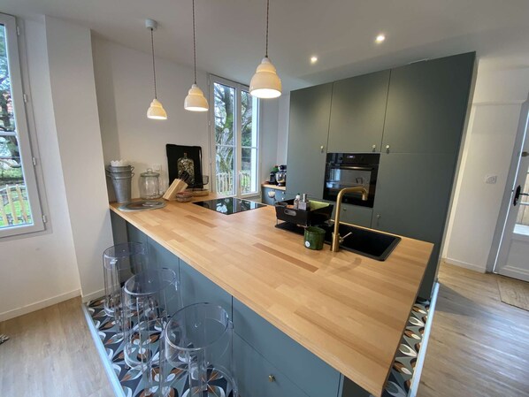 Fridge, microwave, oven, stovetop - 095 - Magnificent Soulacaise villa 2 steps from the center (SOULAC SUR MER)