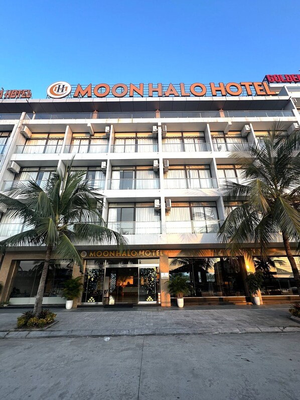 Front of property - Moon Halo Hotel (Ha Long)