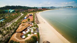 Private beach nearby, white sand, free beach shuttle, 2 beach bars - Moon Halo Hotel (Ha Long)