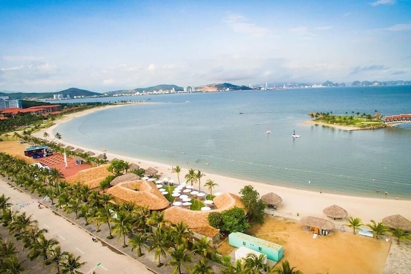 Praia particular nas proximidades, areia branca