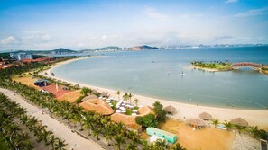 Private beach nearby, white sand, free beach shuttle, 2 beach bars - Moon Halo Hotel (Ha Long)