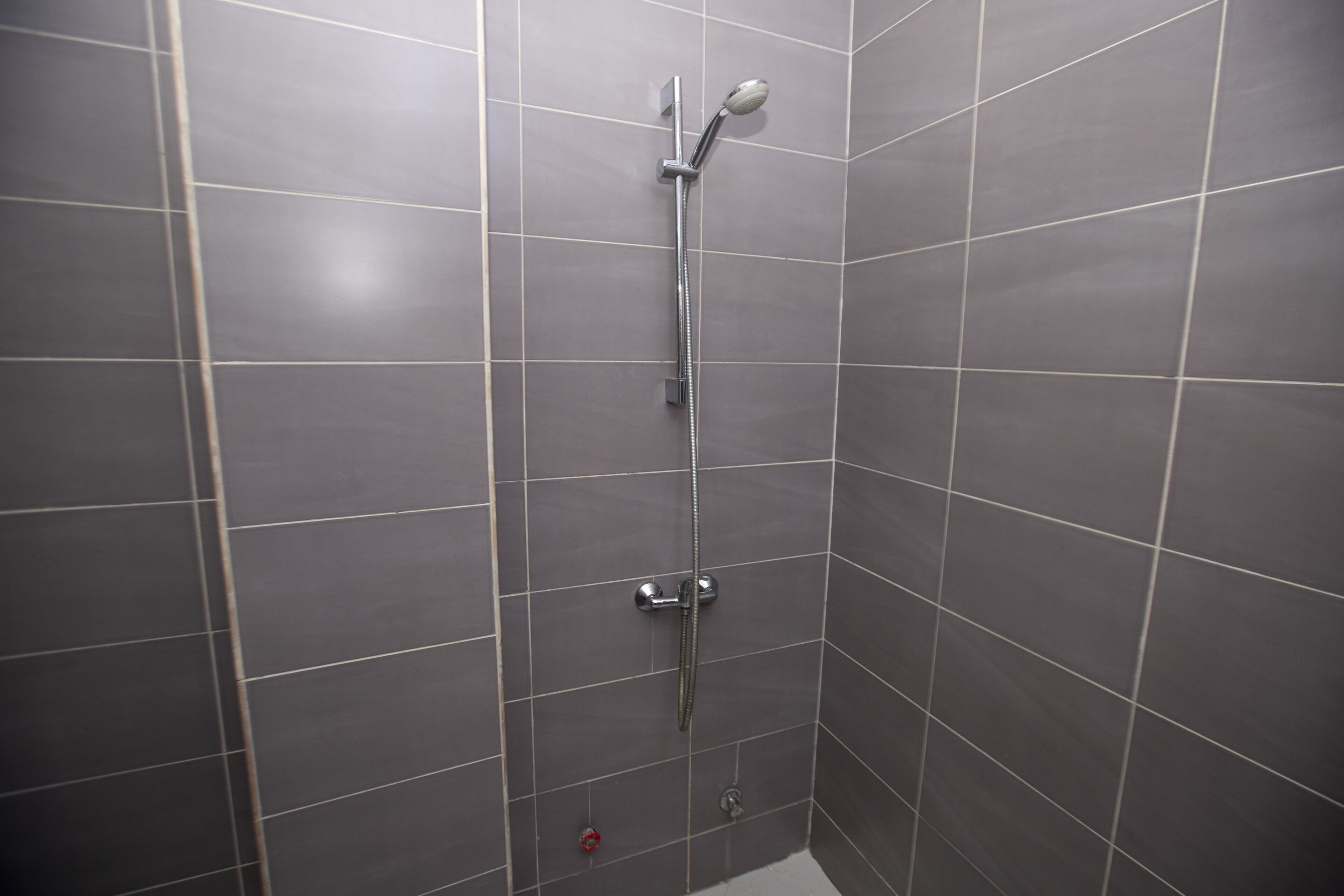 Een haardroger, handdoeken, zeep, toiletpapier