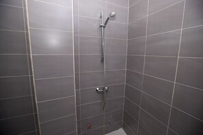 مجففات شعر، مناشف، صابون، ورق حمّام