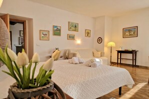 7 chambres, fer et planche à repasser, Wi-Fi, draps fournis