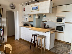 Kylskåp, mikrovågsugn, ugn och diskmaskin