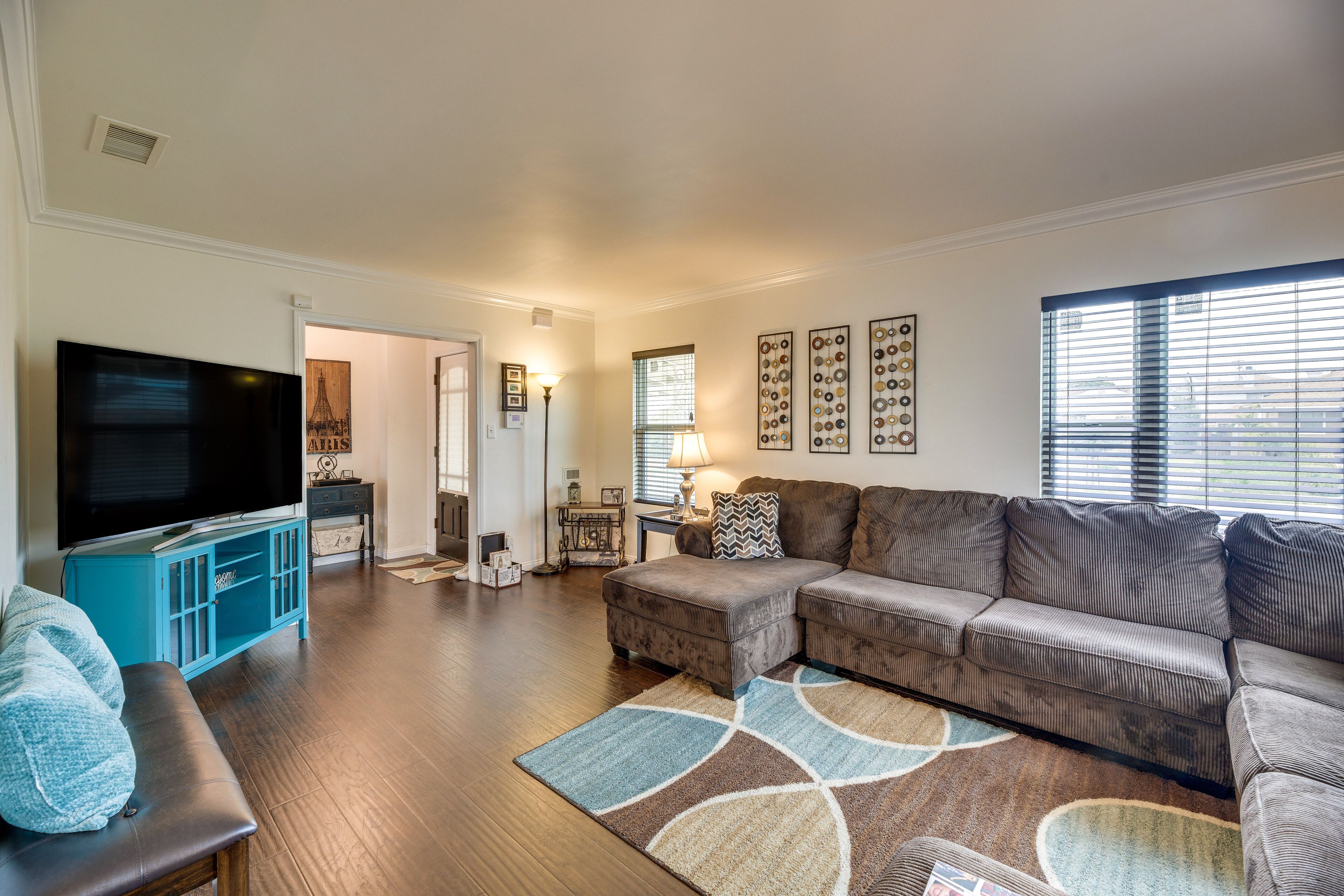 Lovely Los Angeles Home w/ Patio ~ 7 Mi to LAX!