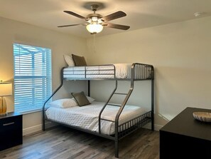 4 多间卧室、办公桌、熨斗/熨衣板、旅行婴儿床