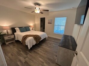 4 室のベッドルーム、デスク、アイロン / アイロン台、旅行用ベビーベッド