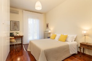 2 slaapkamers, een bureau, een strijkplank/strijkijzer, gratis wifi