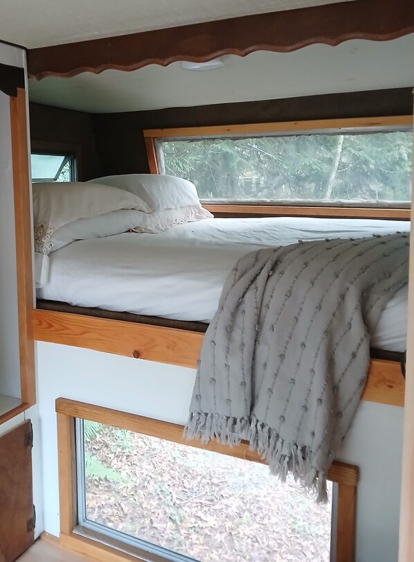 1 bedroom, bed sheets