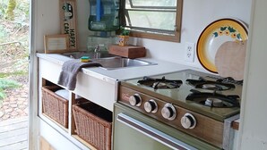 Cafetera y tetera, horno, parrilla de estufa y utensilios de cocina 