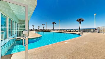 Una piscina cubierta, una piscina climatizada