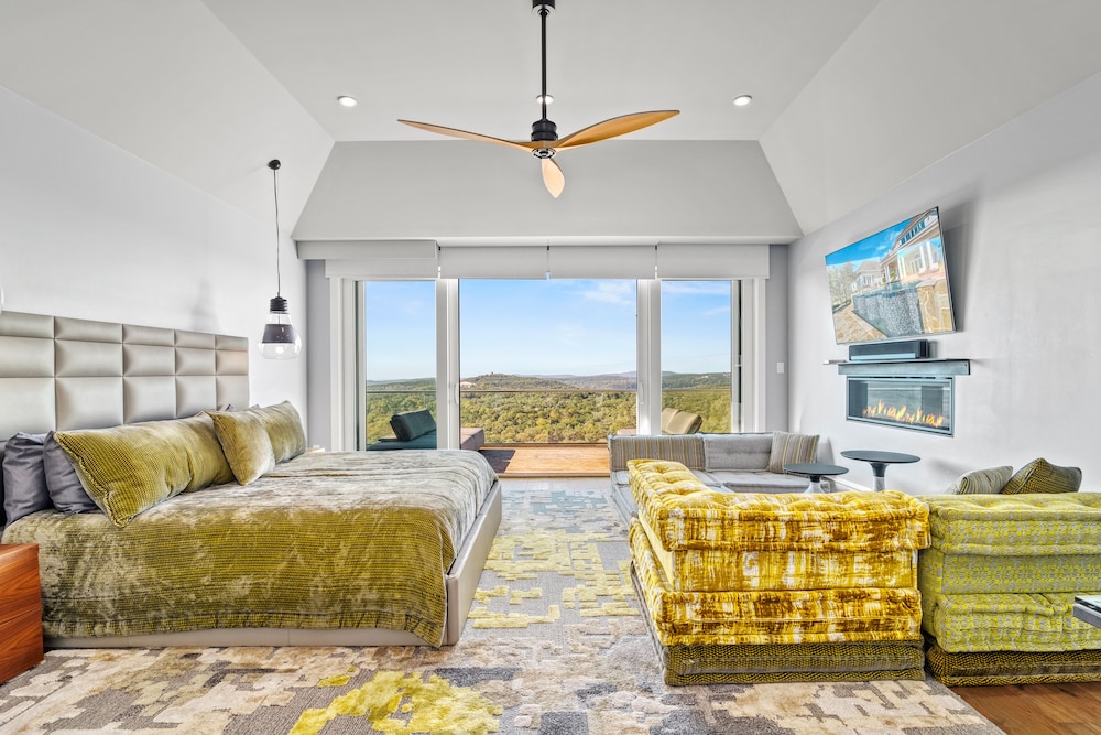 Fortaleza l Luxury 8 BR, 7,000+ sqft Palace on 3 Acres with Pickleball