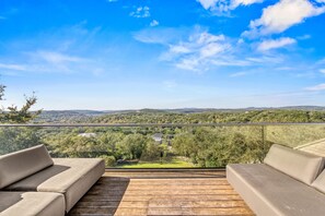 Property grounds - Fortaleza l Luxury 8 BR, 7,000+ sqft Palace on 3 Acres with Pickleball & Basketball Court (San Antonio)