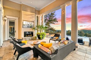 Terrace/patio - Fortaleza l Luxury 8 BR, 7,000+ sqft Palace on 3 Acres with Pickleball & Basketball Court (San Antonio)