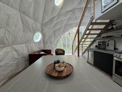 Aurora Luxury Dome + Hot Tub + Sauna + N MI + Kitchen + Bathroom + King + Queen!