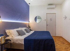 City Room | 1 bedroom, premium bedding, desk, laptop workspace - Ghiberti - Lovely Guesta Room w Bathroom (Trieste)