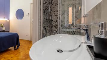 Habitación urbana | Baño | Regadera, amenidades de baño gratuitas, toallas
