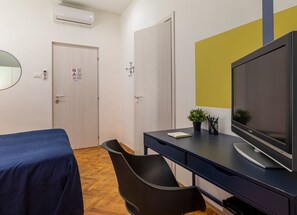 City Room | 1 bedroom, premium bedding, desk, laptop workspace - Ghiberti - Lovely Guesta Room w Bathroom (Trieste)