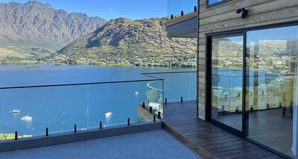 Stunning Lakeview QT Holiday House