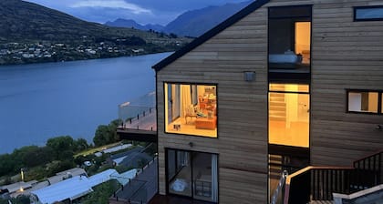 Stunning Lakeview QT Holiday House
