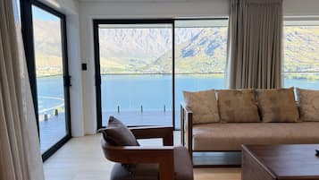 Deluxe Suite, Balcony, Lake View | Living area