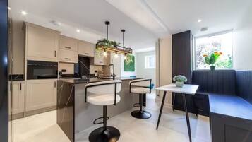 Fridge, oven, stovetop, dishwasher