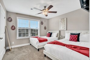 2 sovrum, skrivbord, strykjärn/strykbräda och resesäng