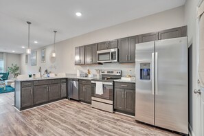 Kylskåp, mikrovågsugn, ugn och spishäll