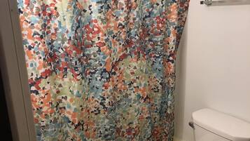 Badkar/dusch, handdukar och toalettpapper