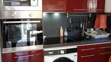 Réfrigérateur, micro-ondes, four