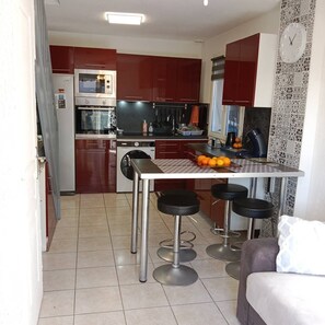 Kylskåp, mikrovågsugn och ugn