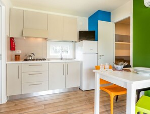 Fridge, cookware/dishes/utensils