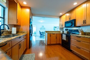Refrigerador, microondas, horno, placa de cocina