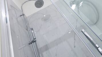 City Room | Bathroom | Shower, free toiletries, towels