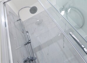 City Room | Bathroom | Shower, free toiletries, towels - Ghiberti - Studio in the City Center (Trieste)