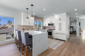 Refrigerador, microondas, horno y parrilla de estufa 