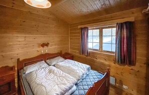 5 bedrooms, travel cot, free WiFi