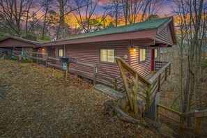 Exterior - Cozy cabin minutes from downtown Bryson City/Tail of the Dragon. Pet-Friendly! (Bryson City)