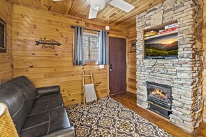 Smart TV, fireplace - Cozy cabin minutes from downtown Bryson City/Tail of the Dragon. Pet-Friendly! (Bryson City)
