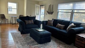 Smart-TV, DVD-Player, Tischfußball