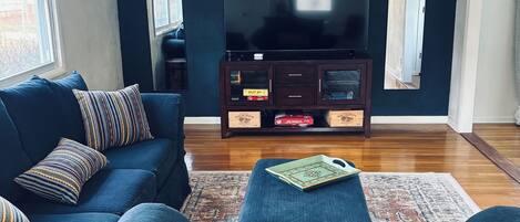 Smart TV, lettore DVD, tavolo da calcetto