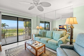 TV - 🌅 Gulf Views & Sunset Magic from Your Private Balcony (St Pete Beach)