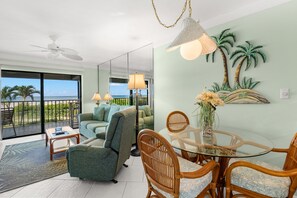 TV - 🌅 Gulf Views & Sunset Magic from Your Private Balcony (St Pete Beach)