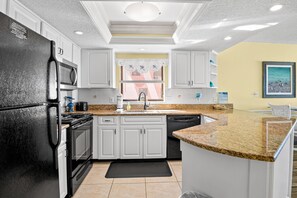 Een koelkast, een microgolfoven, een oven, een vaatwasser