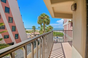 Property grounds - 🌅 Dual-View Delight with Modern Comforts (St Pete Beach)