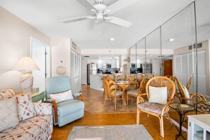 TV - 🌊 Panoramic Gulf Views & Soothing Coastal Vibes (St Pete Beach)