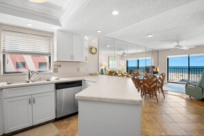 Kjøleskap, mikrobølgeovn, ovn og oppvaskmaskin